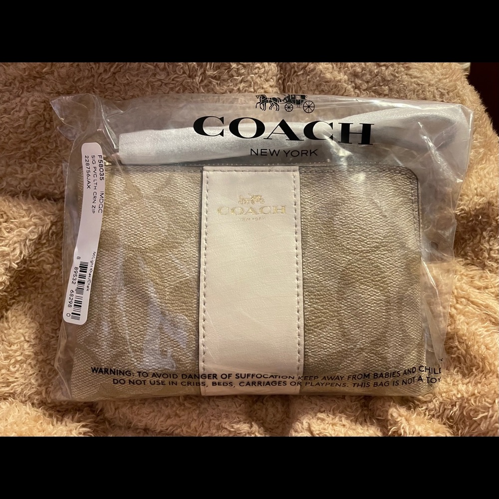 COPY - NWT Coach Wristlet